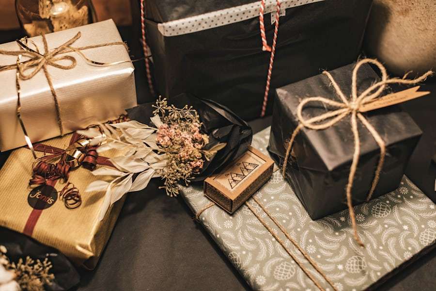 Kado berpita dengan lampu berwarna di latar belakang