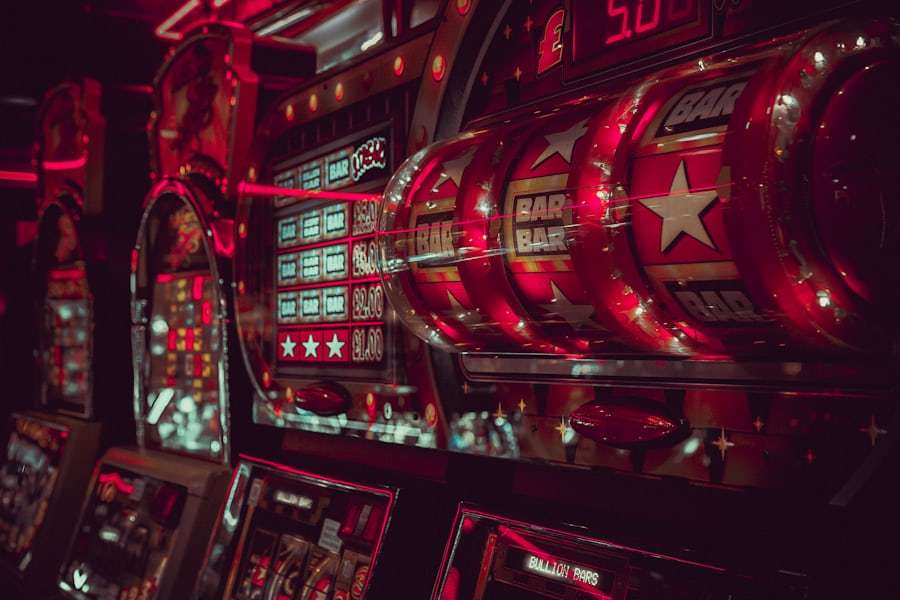 Layar mesin slot menampilkan gulungan simbol yang menyala